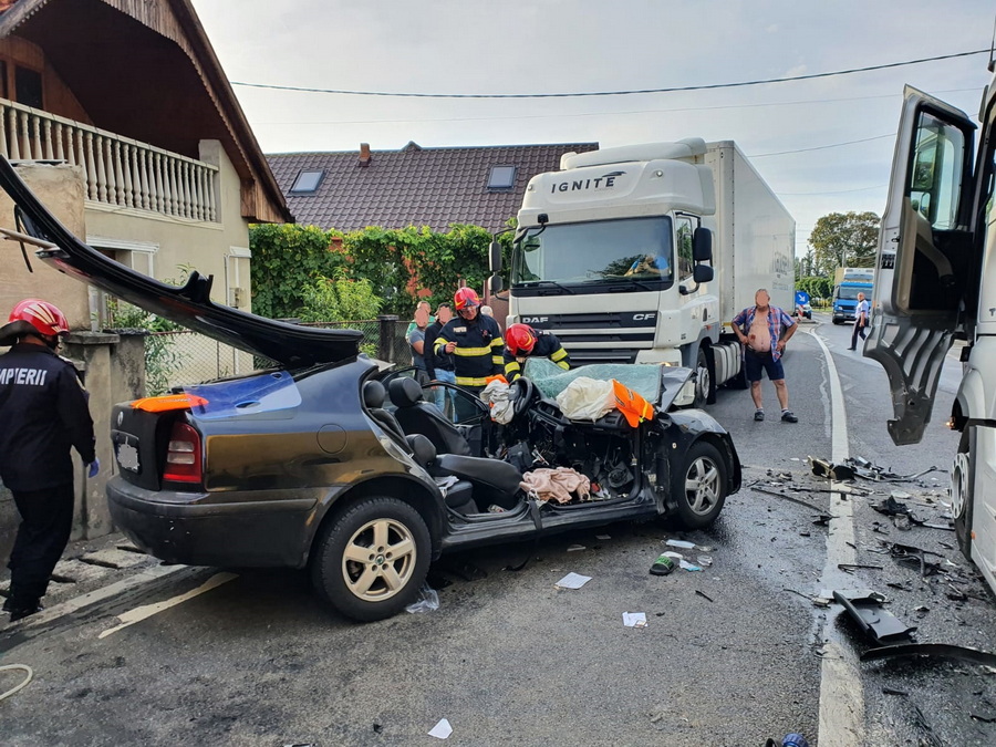 FOTO/VIDEO. Un cuplu, care se întorcea de la mare, a decedat pe loc. Mașina s-a lovit frontal de un TIR