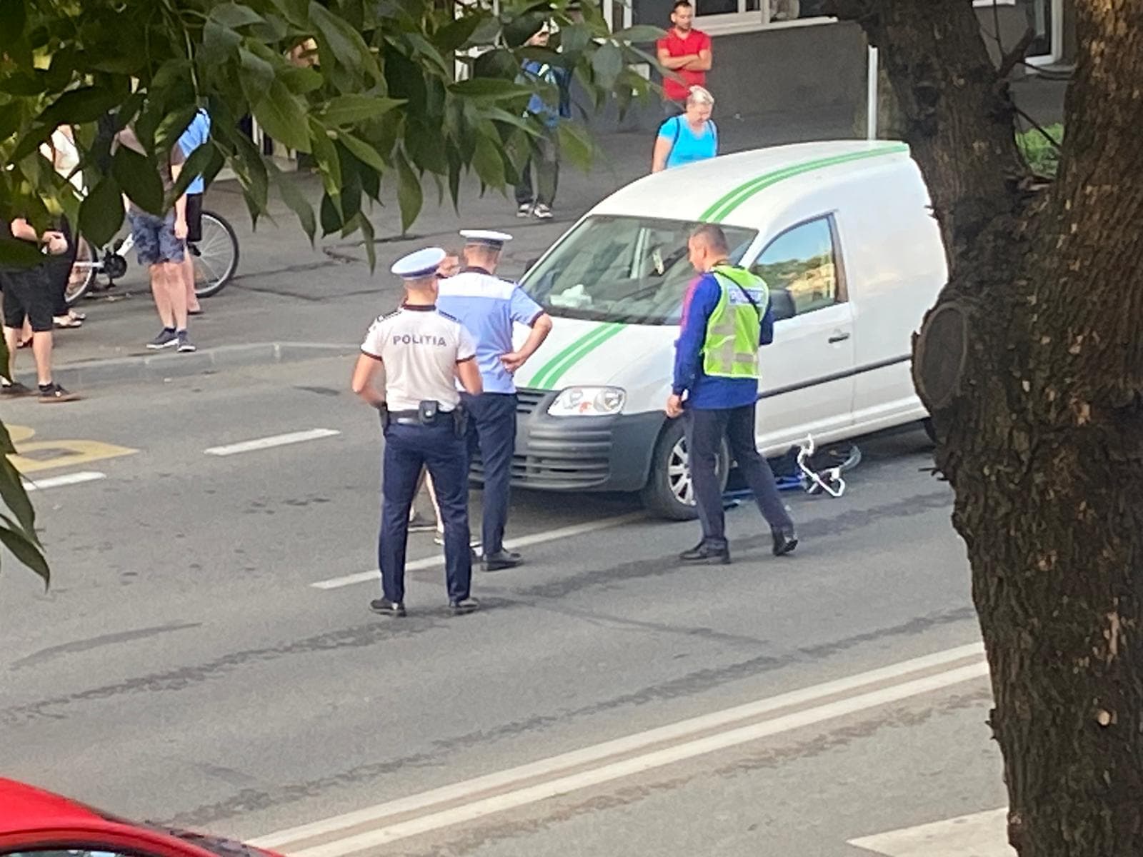 FOTO. Sătmărean la Urgențe. Lovit de mașină în timp ce traversa bulevardul Independenței