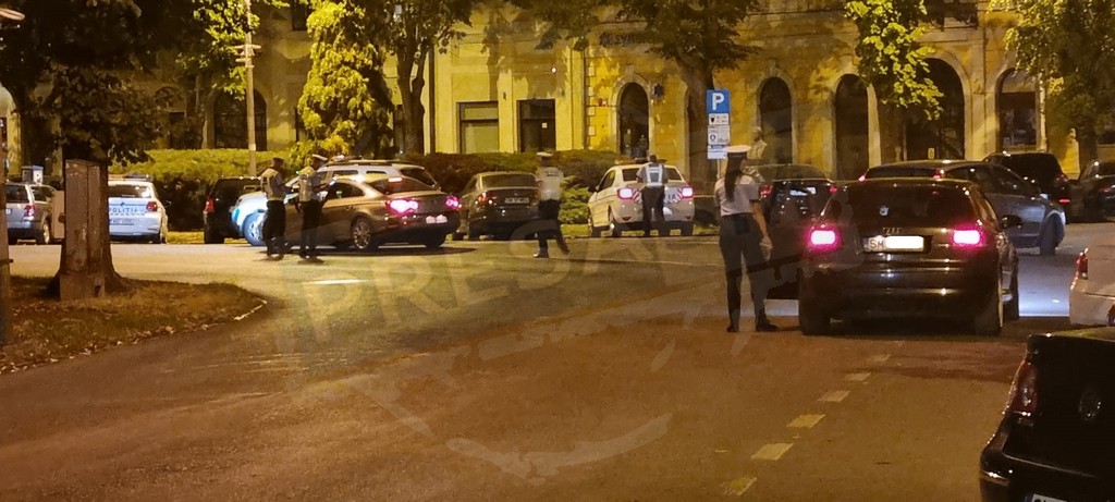 Un tânăr și o tânără, într-o mașină, opriți în centrul Sătmarului. Poliția le-a dat o amendă uriașă