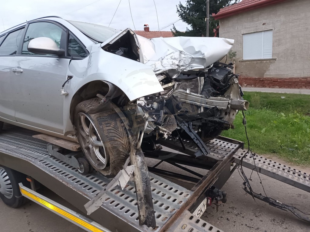 Un sătmărean s-a certat cu nevasta, s-a îmbătat și a intrat cu mașina în stâlp, pe B-dul Lucian Blaga