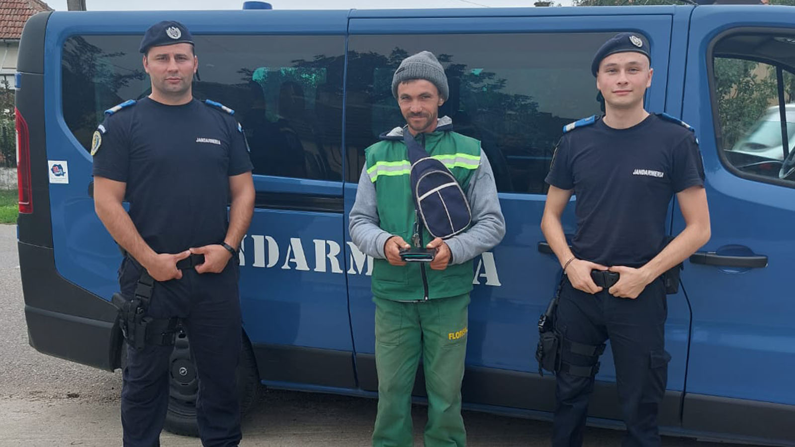 Fotó. Pénztárcát talált egy szatmári csendőr kislánya. Édesanyja segítségét kérte, hogy eljuttathassa a tulajdonosának