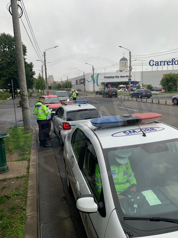 Patron de fast-food din Satu Mare, amendat după ce a confundat locul pentru handicap cu parcarea personală