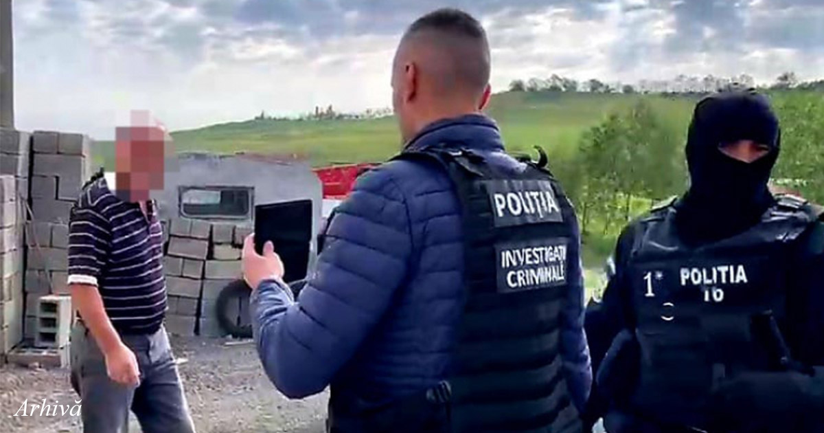 Percheziții în județul Satu Mare. Polițiștii au ridicat documente și substanțe chimice