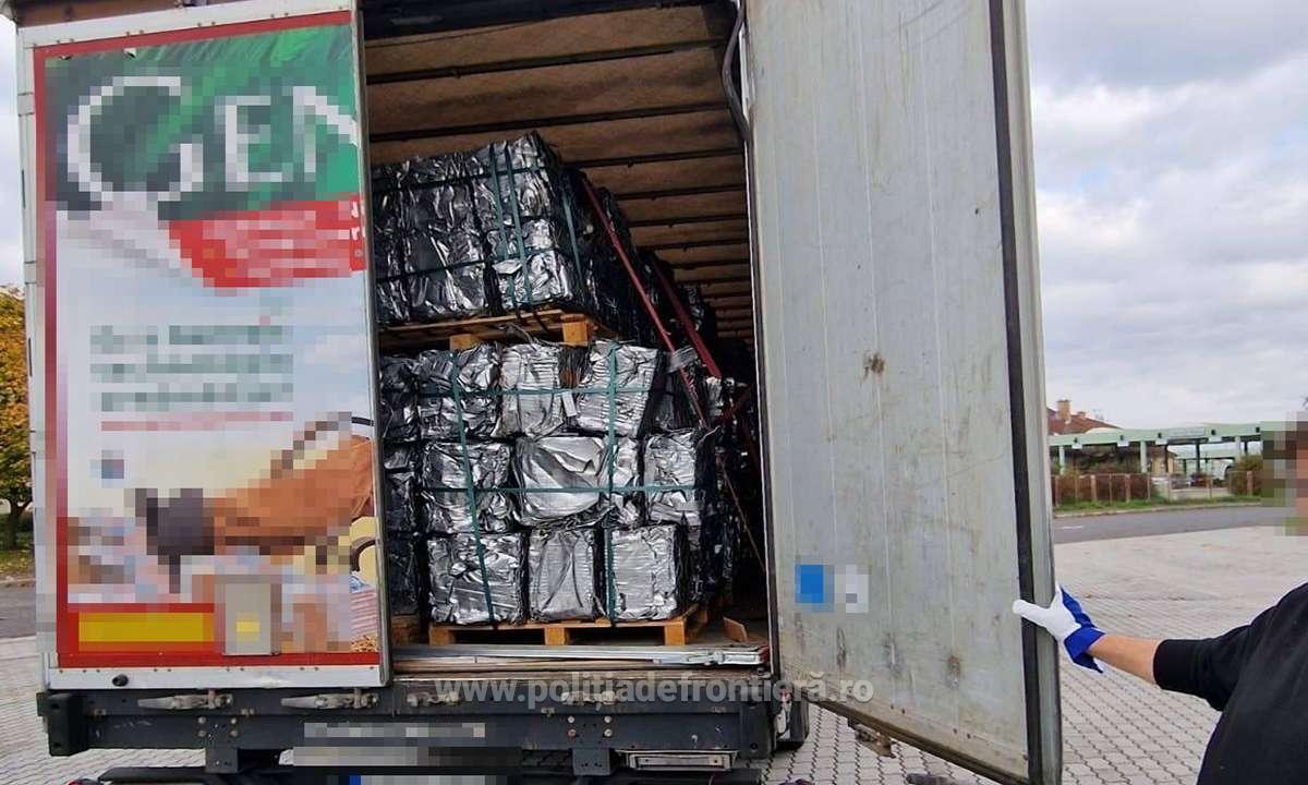FOTO. TIR-uri cu 44 de tone deşeuri din Ungaria, oprite în Vama Petea. Destinația: Satu Mare