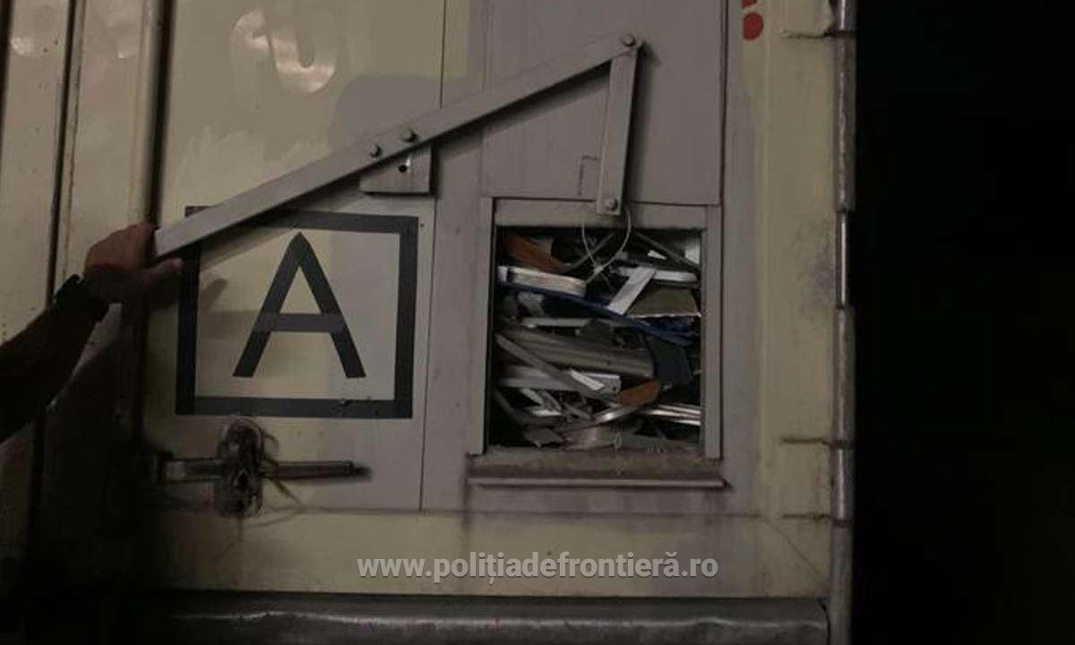 FOTO. Zeci de tone de deșeuri de aluminiu oprite la  vama Petea. Au fost trimise înapoi