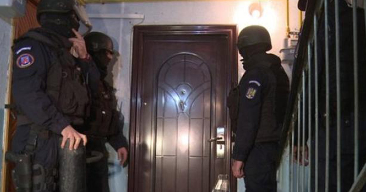 FOTO. Mascații au greșit adresa la Carei și au dat peste doi bătrâni bolnavi. "Traficantul" locuia cu un etaj mai jos