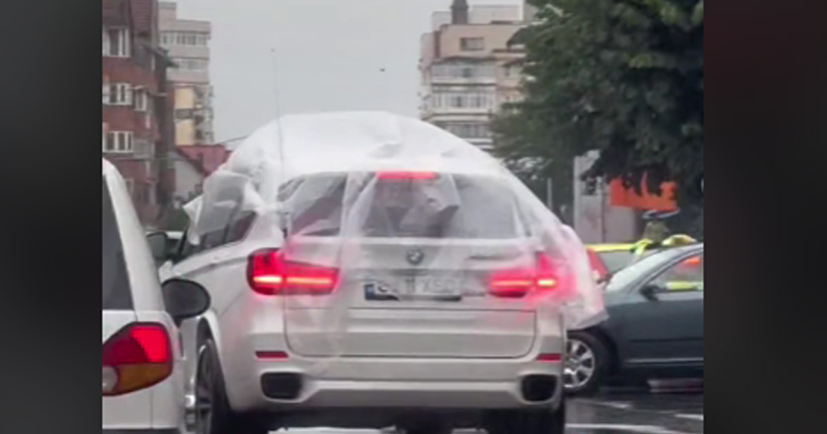 VIDEO. Un BMW, vedetă în trafic și pe rețelele de socializare: "A măritat-o, frumos voal"