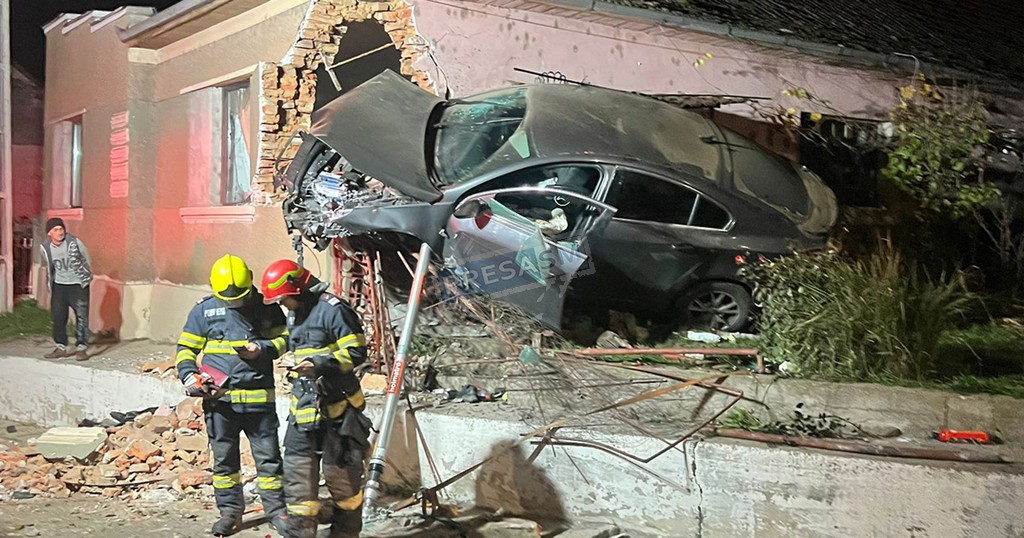 FOTO/VIDEO. Accident grav în Rătești. A intrat cu mașina într-o casă. Șoferul, încarcerat