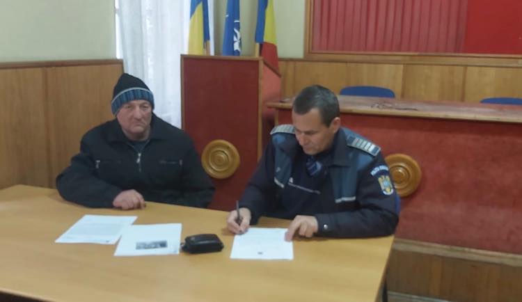 FOTO. Un pensionar a găsit un portofel cu mii de euro și l-a dus la Poliție