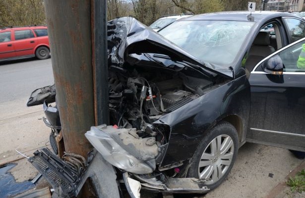 Un sătmărean susține că a băut must, dar s-a oprit cu mașina în stâlp, în municipiul Satu Mare