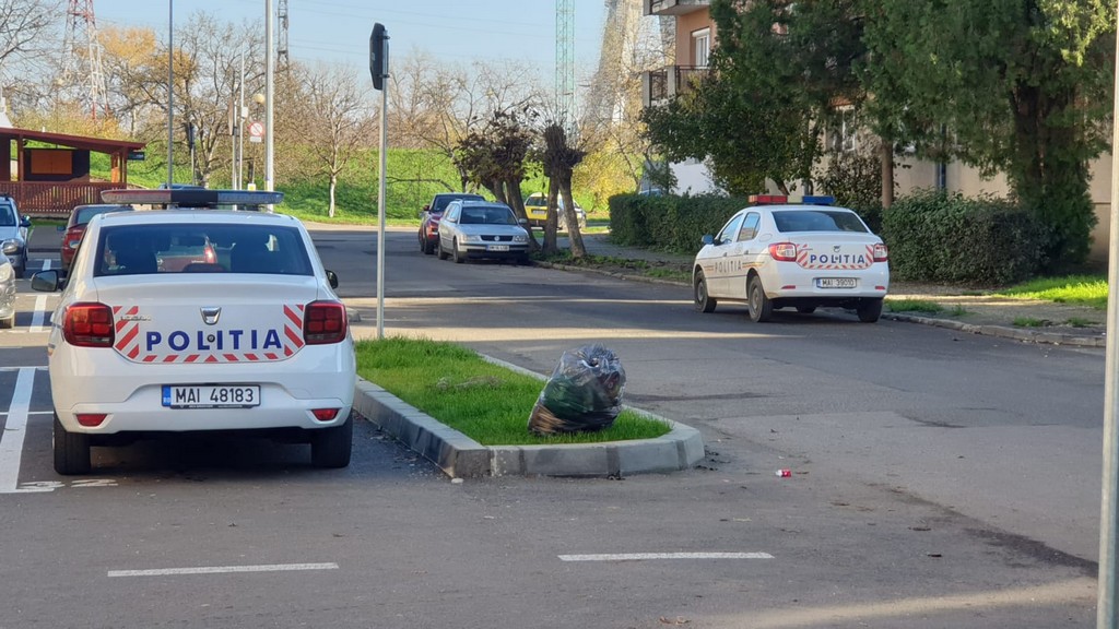 Elev prins cu cannabis după ce a aruncat un pachet de țigări la vederea polițiștilor, în Satu Mare 