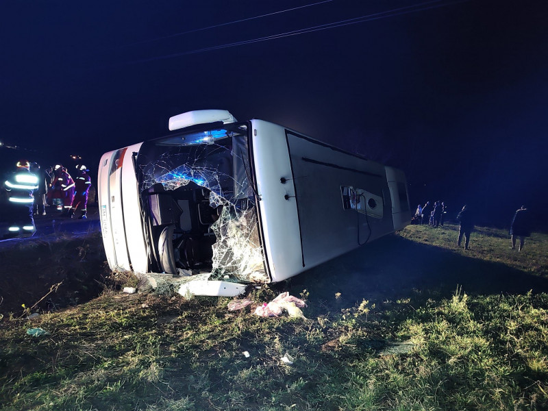 FOTO. Autocar cu 33 de oameni, răsturnat în șanț. Planul Roșu activat într-un județ din vestul țării