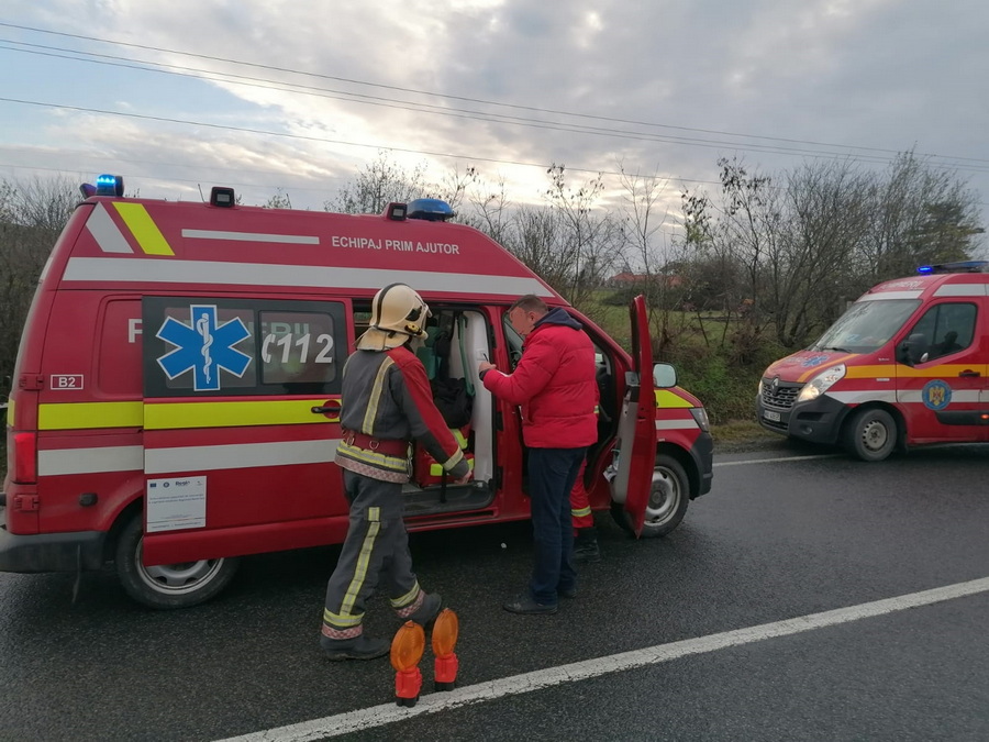 Un moldovean a ajuns cu mașina pe arătură, în județul Satu Mare. Pompierii l-au descarcerat