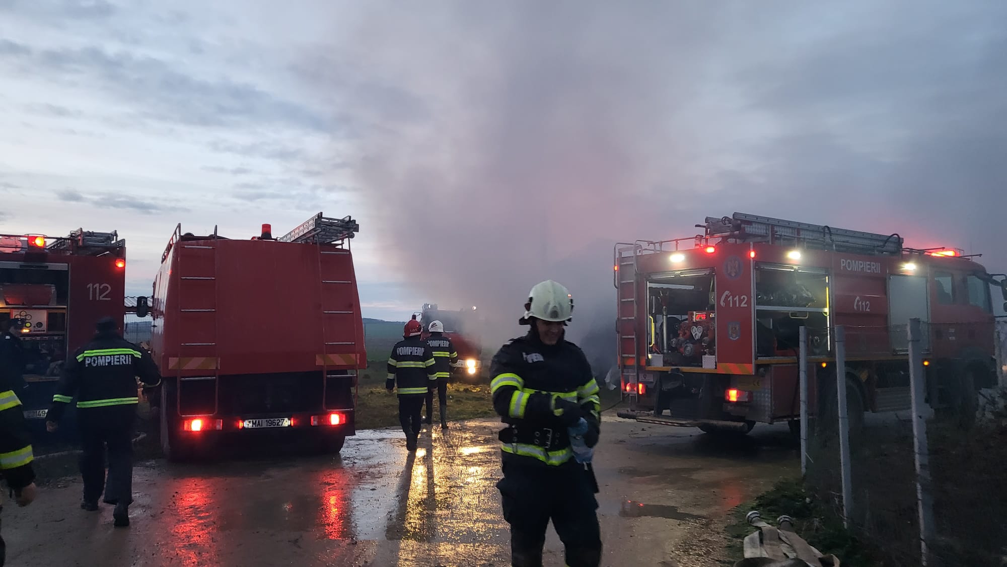 Incendiu mare la o fermă din județul Satu Mare. Mobilizare de amploare a pompierilor