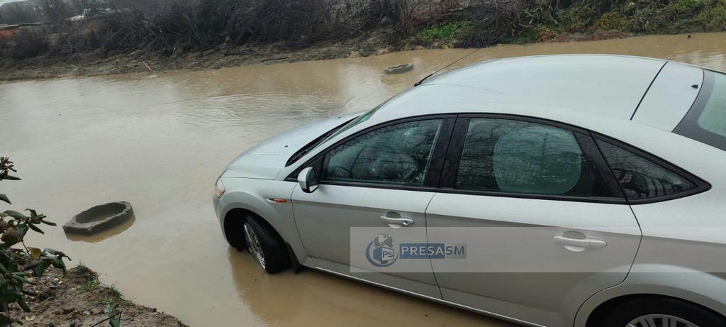 FOTO. Stradă sub apă, în municipiul Satu Mare. Se traversează pe ”propriul risc”