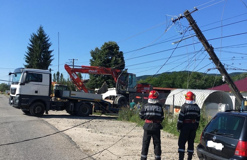 A distrus un stâlp și două indicatoare, apoi a mers la bar. Accident în județul Satu Mare