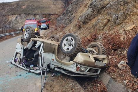 FOTO. Accident teribil în județul vecin. Șoferul a căzut 15 metri în gol cu mașina. Nu a mai putut fi salvat