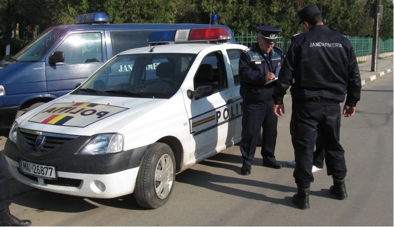 Scandal în trafic între doi tineri sătmăreni. S-a lăsat cu violențe, distrugere și un dosar penal