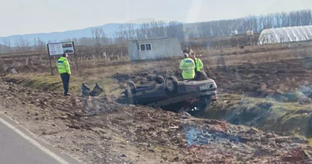 FOTO. A băut, a vrut să meargă la înmormântare, dar s-a răsturnat cu mașina în șanț
