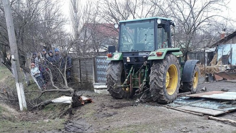 Somnul minții! Accident între tractor și mașină, niciun ”șofer” nu avea permis! Unul era beat pulbere