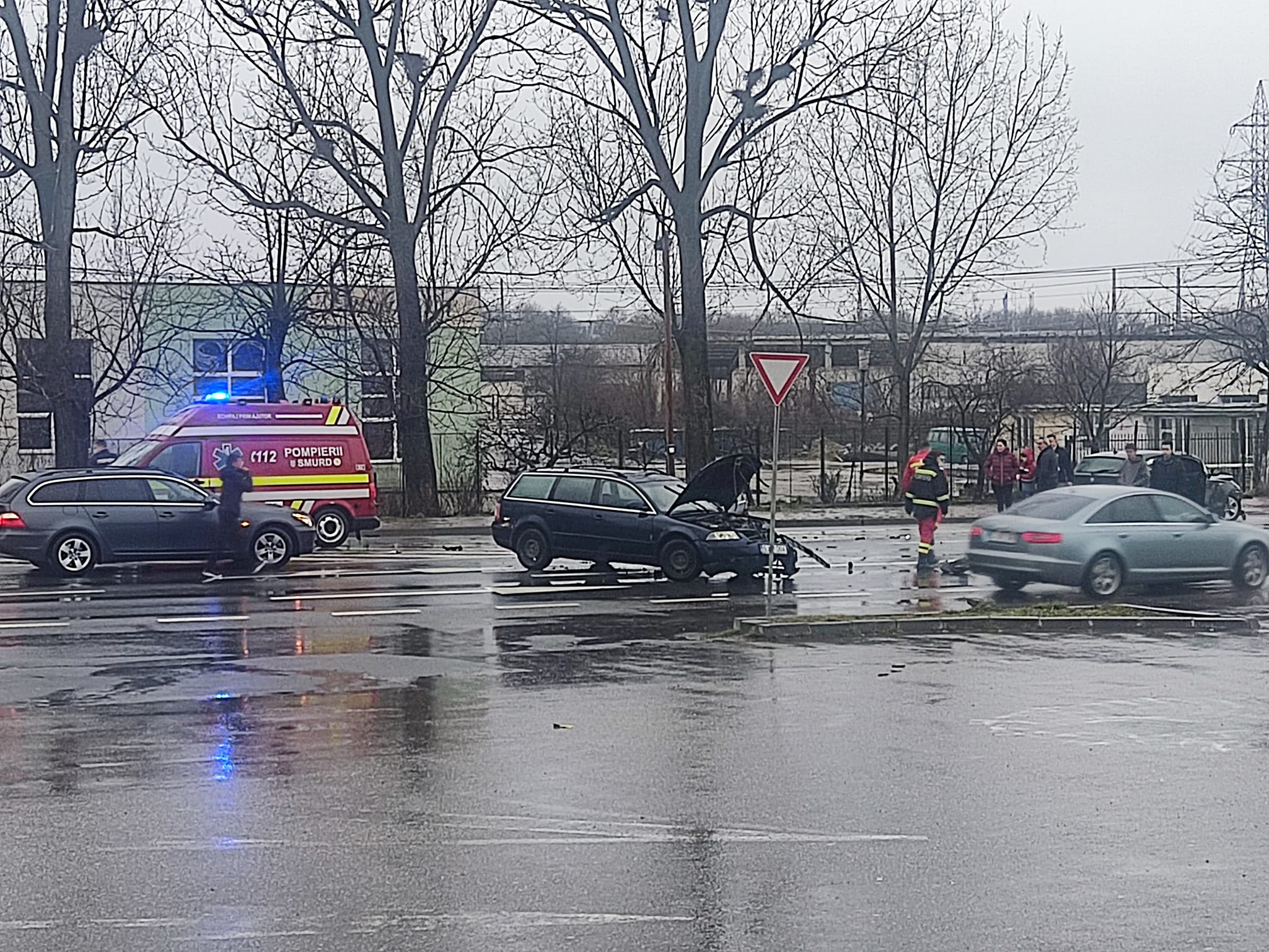 FOTO/VIDEO. Copil (10 ani) din Satu Mare, rănit într-un accident. Un tânăr șofer a lovit mașina unei sătmărence