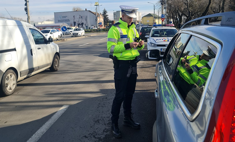 Trei sătmăreni lăsați ieri fără permise. Polițiștii au dat peste 150 de amenzi