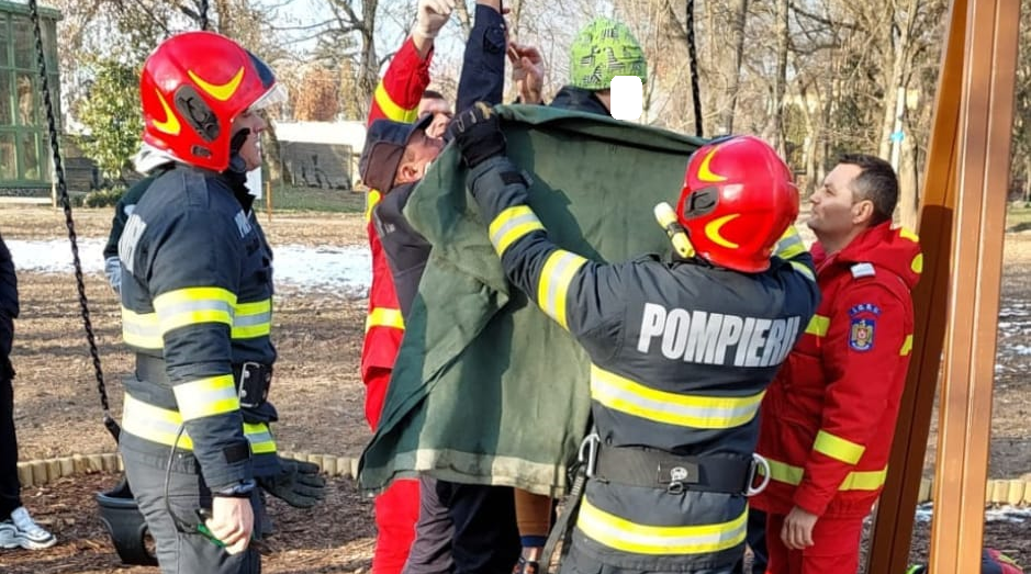 FOTO. Intervenție de poveste a pompierilor în Carei. Copil blocat în leagăn și un dialog savuros