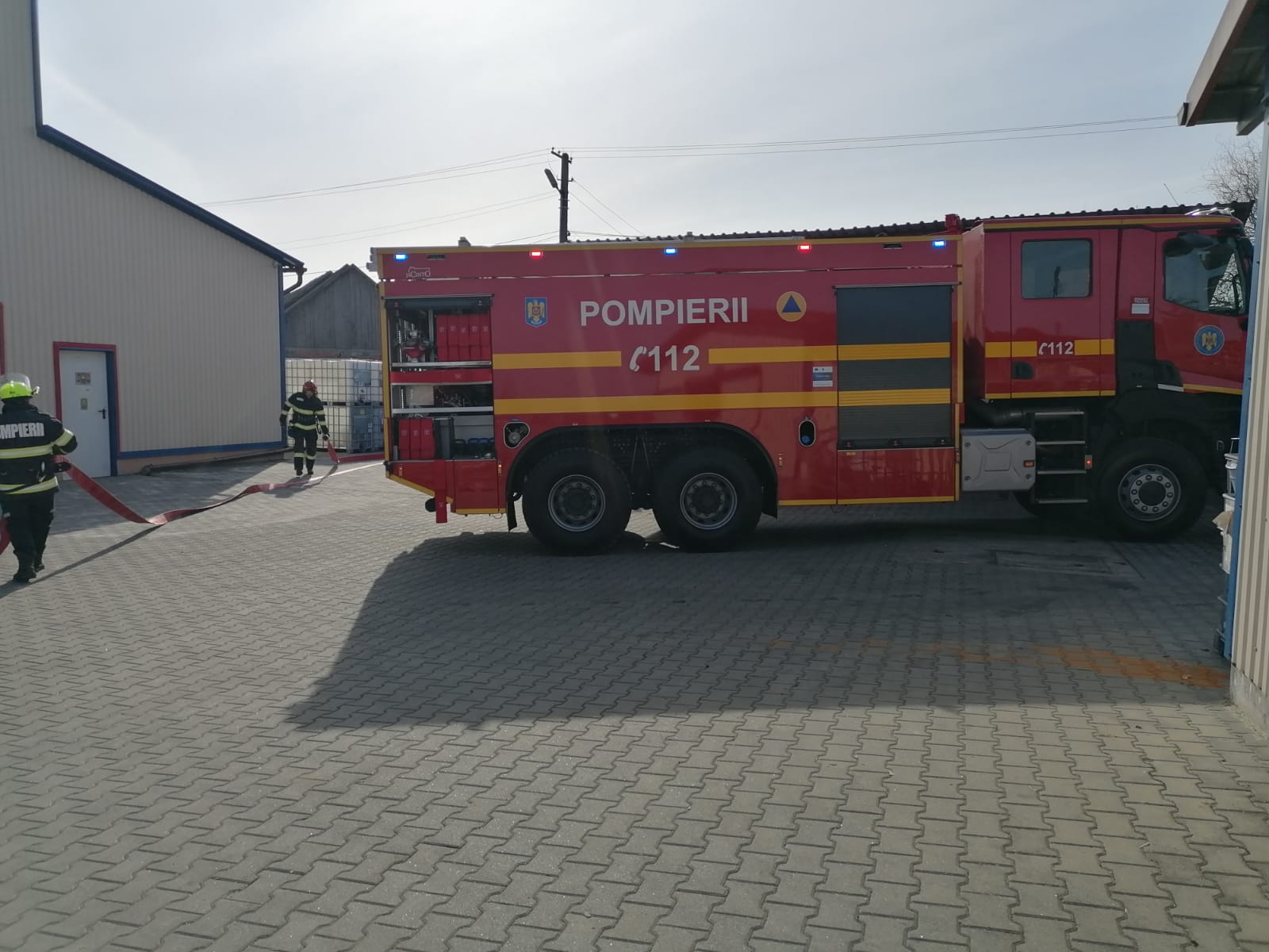 Incendiu de vegetație în Satu Mare, în spatele unei mari reprezentanțe auto