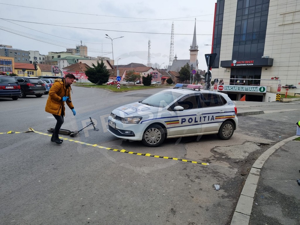 S-a urcat băut pe trotineta electrică. Sătmăreanul a intrat direct într-un autobuz