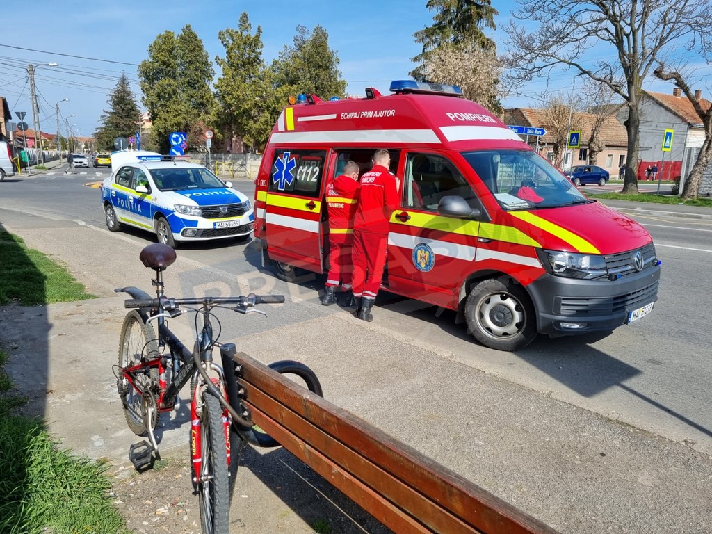 Accident în municipiul Satu Mare. O biciclistă a intrat în coliziune cu o mașină