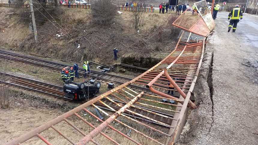 FOTO. Accident teribil în țară. Un tânăr a plonjat cu maşina de pe un pod pe calea ferată