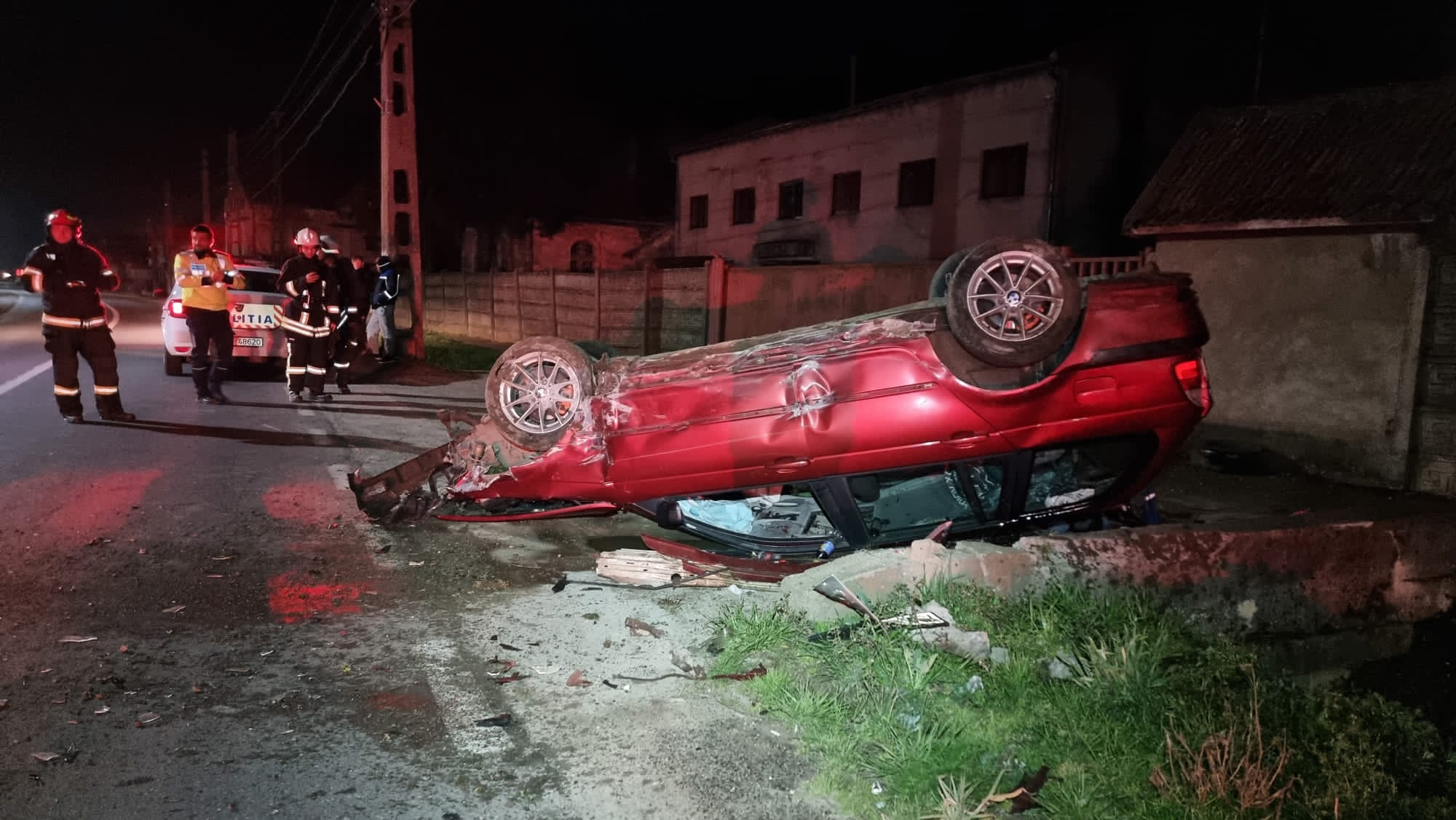 FOTO. Tânăr (19 ani) beat, și-a băgat prietena în spital. S-au răsturnat cu mașina în Odoreu
