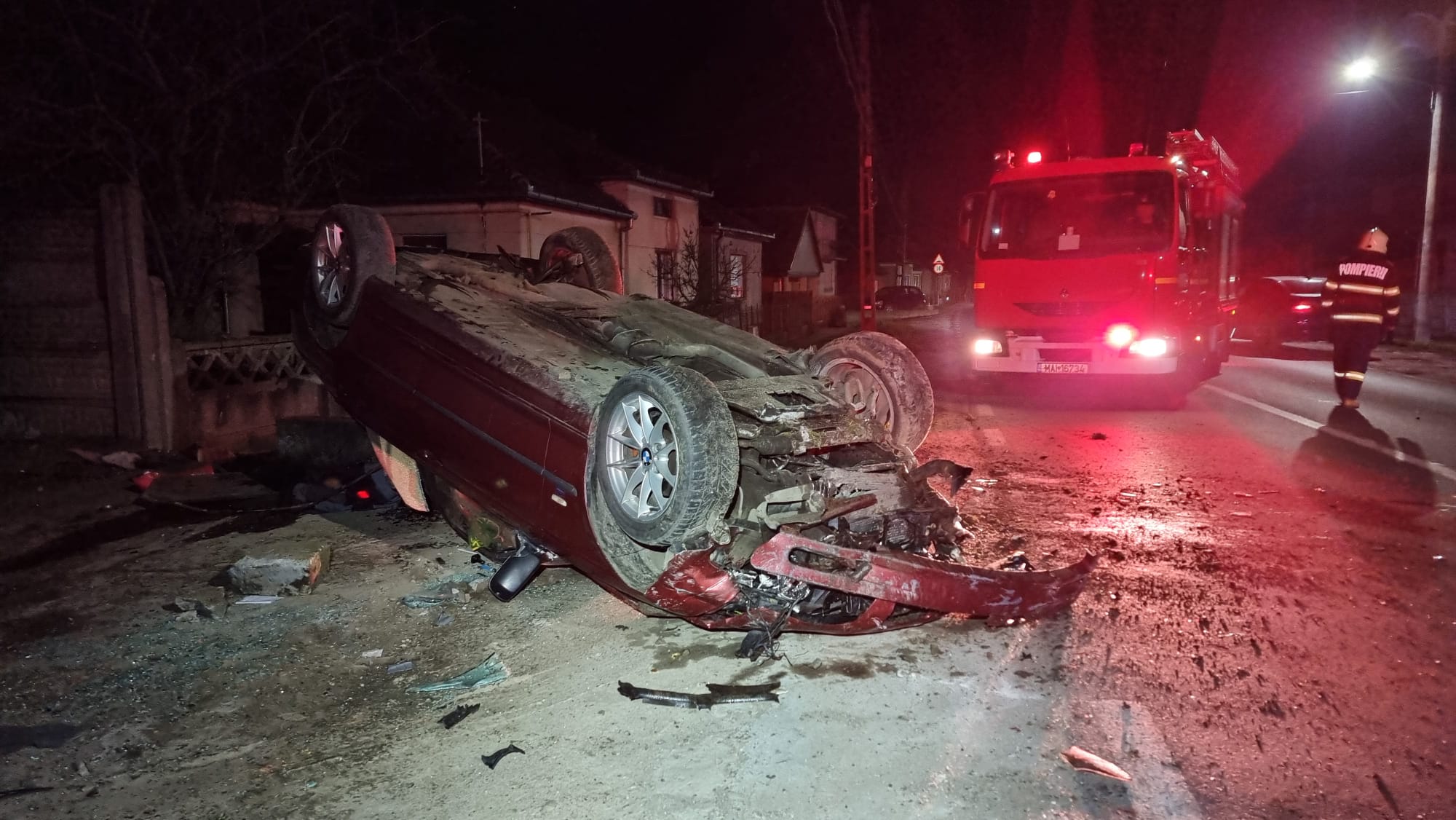 FOTO. Accident cu victime în județ! Mașina a lovit un cap de pod și s-a răsturnat