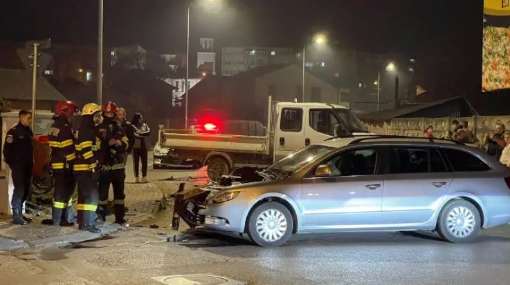 Accident în Satu Mare. Un șofer beat și-a parcat mașina în niște ornamente de beton
