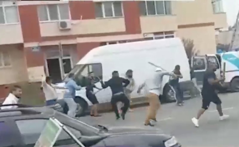 Răfuială între clanuri în Carei. O femeie a fost lăsată ”lată” pe asfalt. Atacuri cu săbii și distrugeri