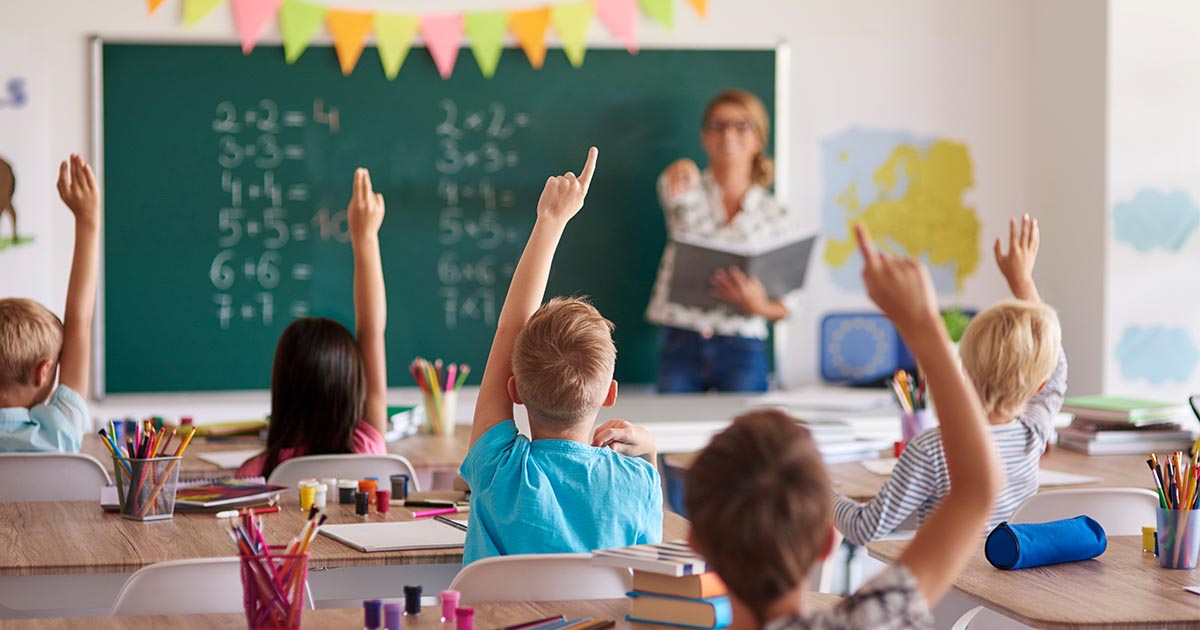 Costurile ascunse ale educației gratuite. Cât ajung să cheltuie părinții pe meditații, after-school, manuale și rechizite