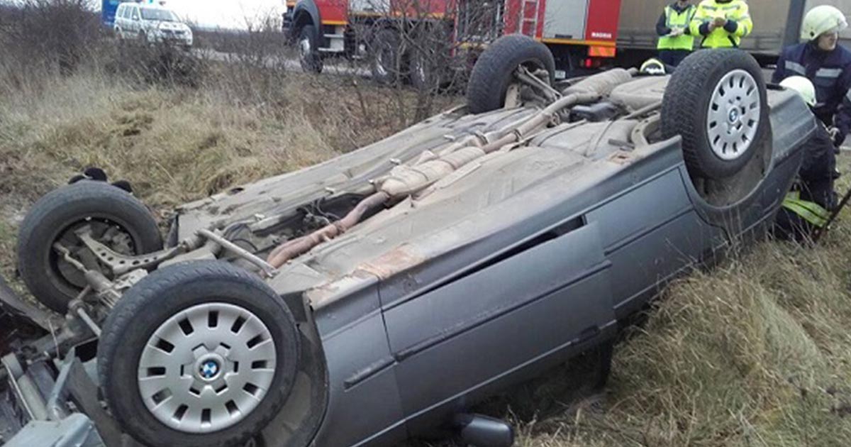 Un oșan s-a răsturnat cu mașina. Polițiștii l-au reținut pentru 24 de ore