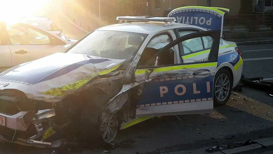 Un tânăr (17 ani) a murit după ce a lovit cu motocicleta mașina Poliției
