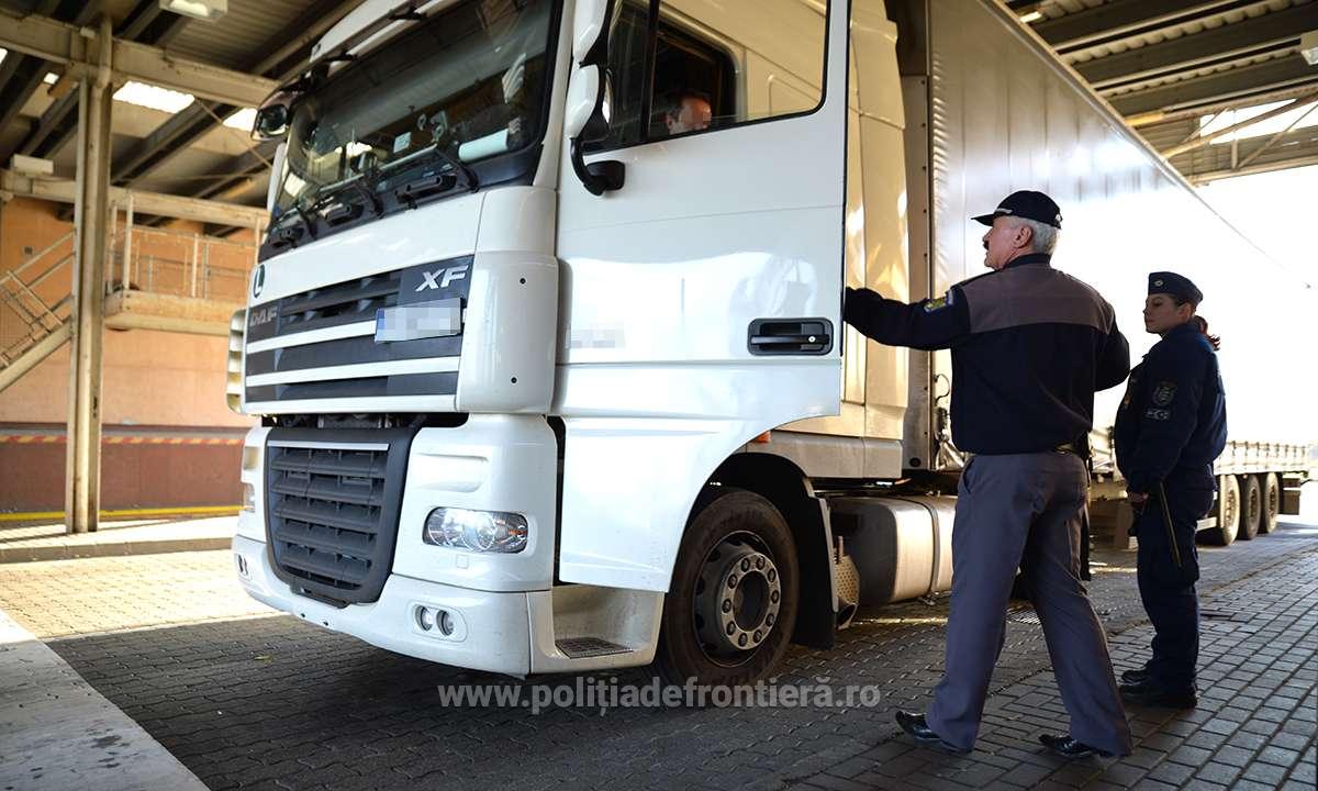 Un bărbat, fără permis de doi ani, s-a prezentat cu TIR-ul direct în Vama Petea