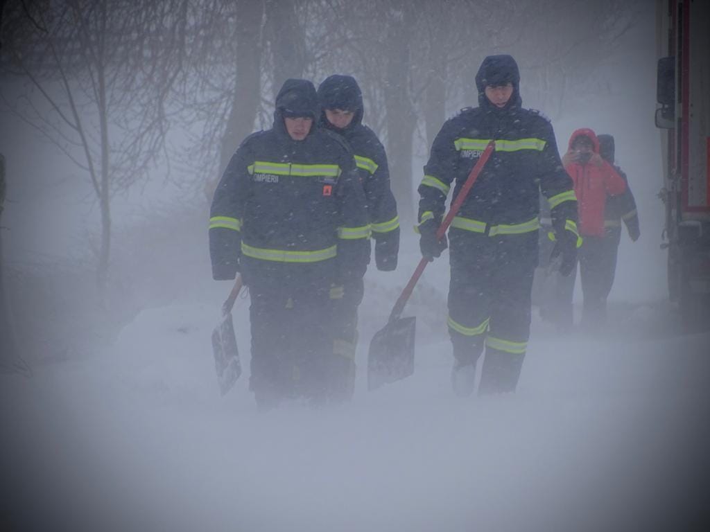 FOTO/VIDEO. Ninsorile fac ravagii în nordul țării. Zeci de drumuri închise. Sute de persoane înzăpezite, într-un județ din țară