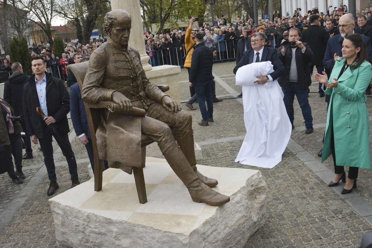 Amendă uriașă pentru Primăria Carei. Limba română, ”uitată” de pe monumentul lui Kolcsey Ferenc