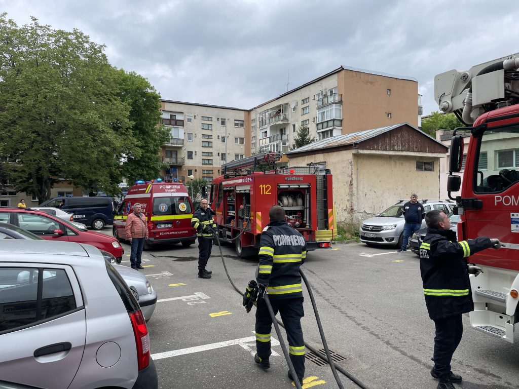 Incendiu la un bloc din Cartierul Carpați I. Mobilizare de amploare a pompierilor