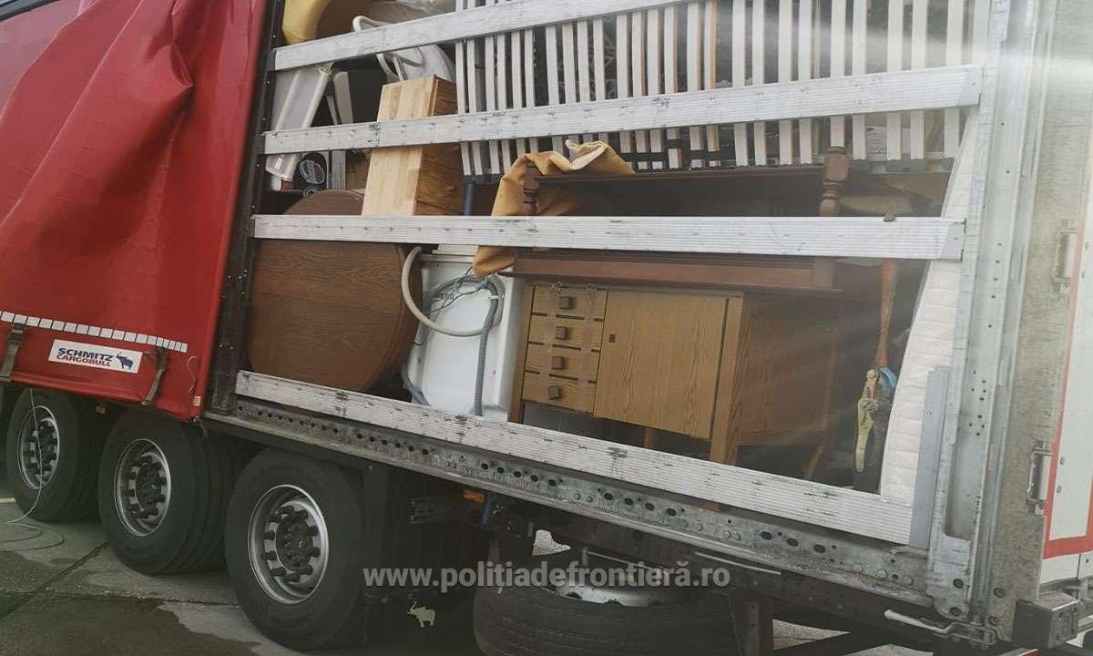FOTO. Tone de mobilier și produse de uz casnic urmau să ajungă la noi în țară. Frontieriștii sătmăreni au trimis "marfa" înapoi