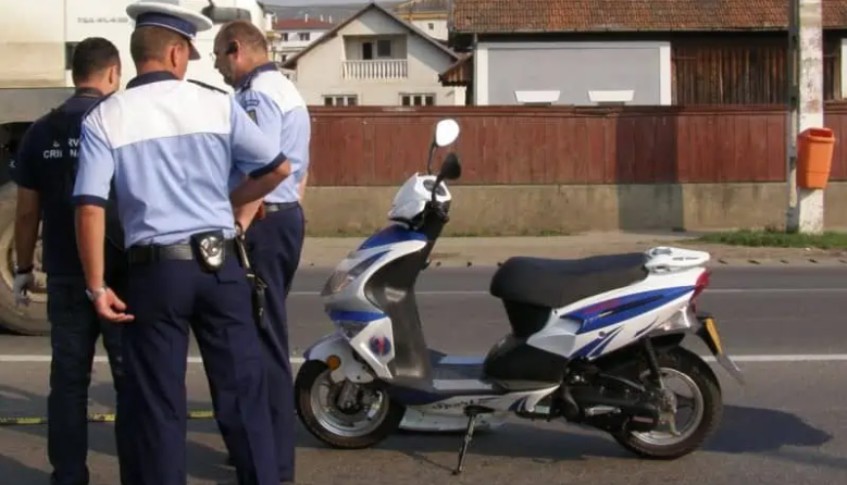 Sătmăreanul s-a urcat pe moped și a pornit pe drumul județean. Plătește pentru ”aventură” cu un dosar penal