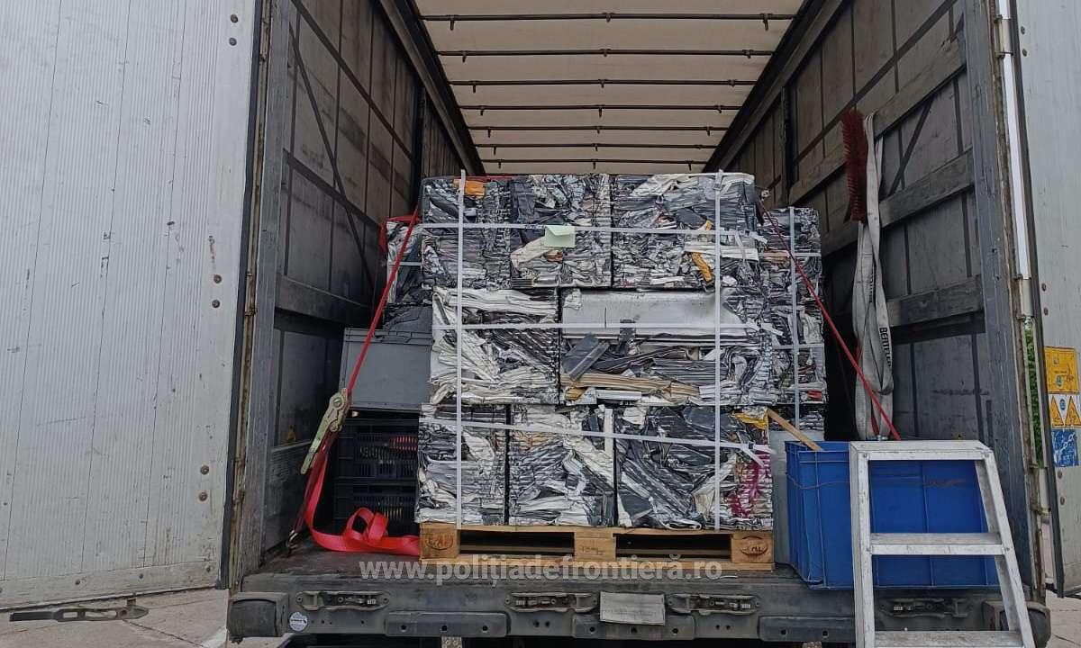 FOTO. Caravane de TIR-uri, pline cu zeci de tone de deșeuri, interzise prin Vama Petea