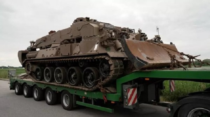 FOTO. Șoferul de TIR român care "a speriat" polițiștii germani. A vrut să aducă în țară un tanc