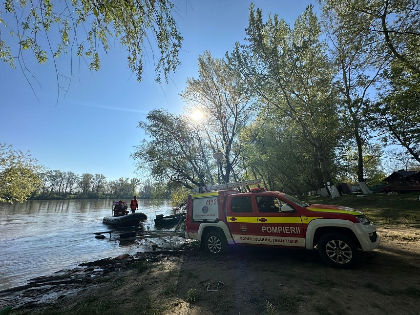 FOTO/VIDEO. Tragedie într-un județ din țară. Un copil de trei ani a murit, patru persoane, inclusiv doi copii, căutate de pompieri