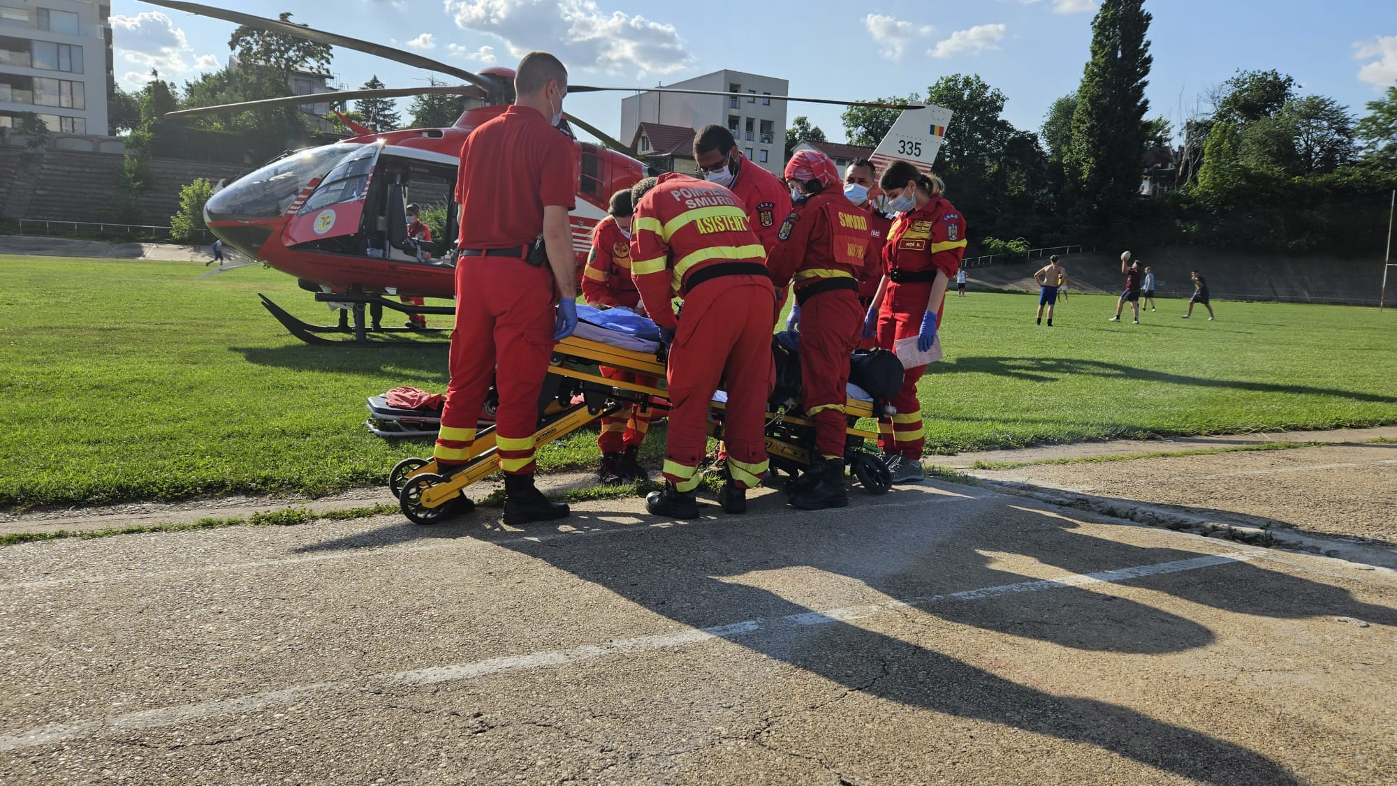 Copil (11 ani), cu arsuri grave, transportat cu elicopterul de la Satu Mare la București