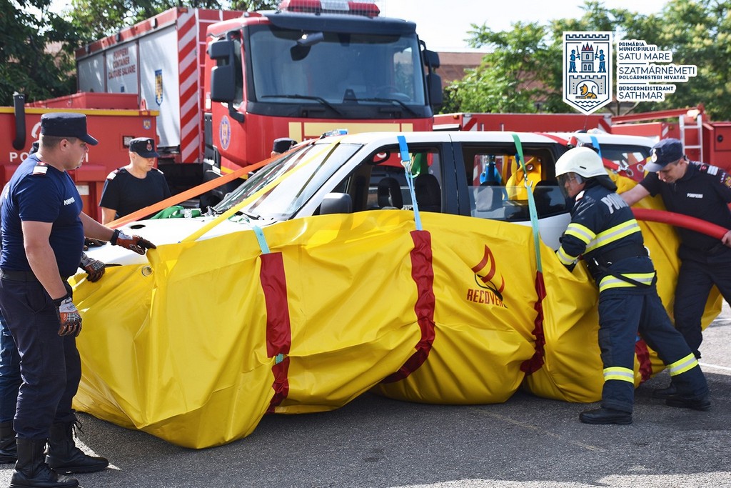 FOTO. Pompierii sătmăreni au primit sistem pentru stingerea incendiilor la mașinile electrice