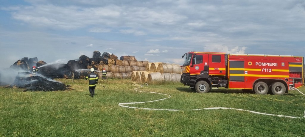 FOTO/VIDEO. Incendiu la o fermă de oi din județul Satu Mare. Mobilizare a pompierilor